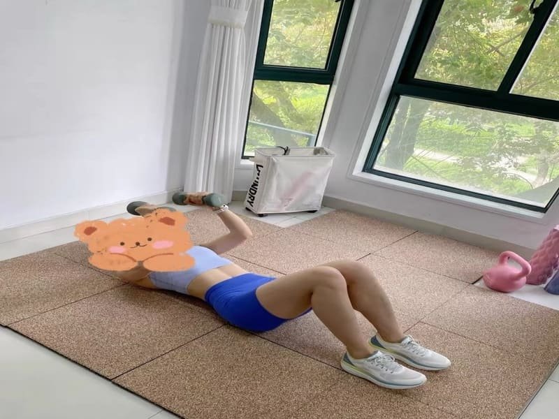 Een afbeelding van een facilitair manager die een betonvochtmeter gebruikt op een ondervloer waar sportschooltegels zijn gelicht.